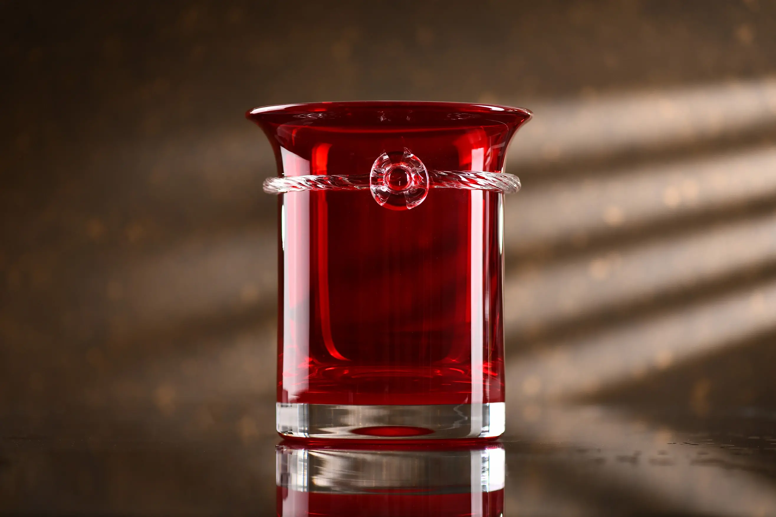 Zbliżenie na rubinowe szkło Krosno Gemstone