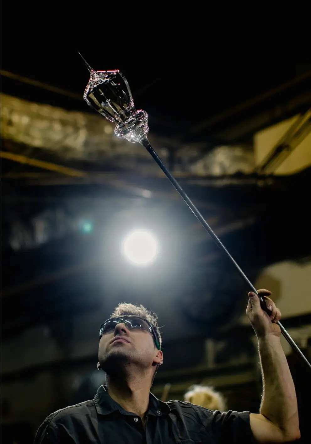 Rzemieślnik Krosno tworzący szkło